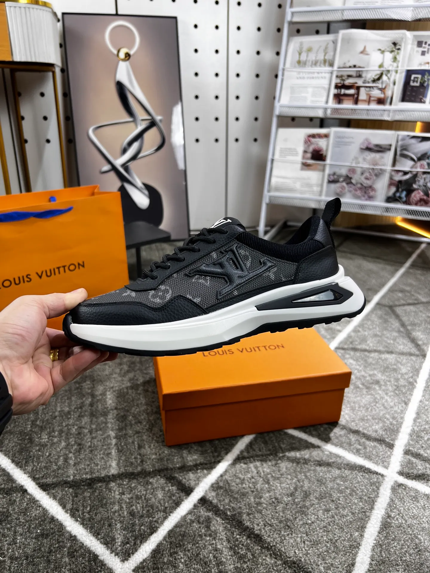 Factory price: 438 💰 LV new casual men's shoes 👉 👉 Fashionable and versatile, 💞 simple and elegant style, 🔊 made of imported cowhide, ☑️ breathable mesh lining, sheepskin feet, original wear-resistant rubber outsole, exclusive new style, actual shot, three colors available, code number: 38-44, (45 can be customized)